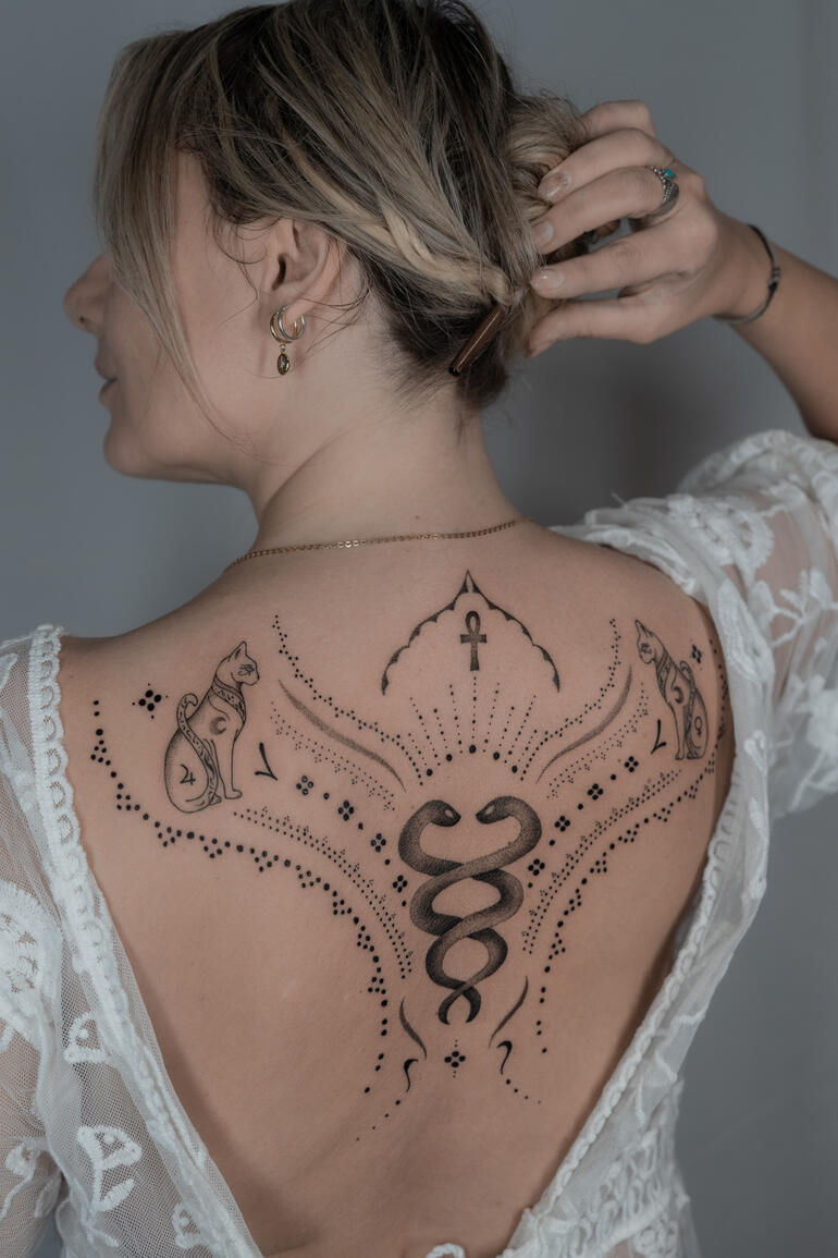 Tatuaggio schiena decorativa tatuaggio di serpente e gatto con ornamentale su una schiena