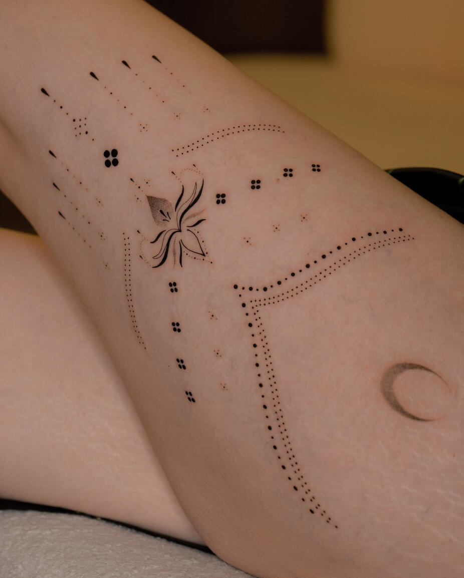 Tatuaggio geometrico coscia donna a Roma Tatuaggio delicato dotwork su gamba di donna a Roma con una luna