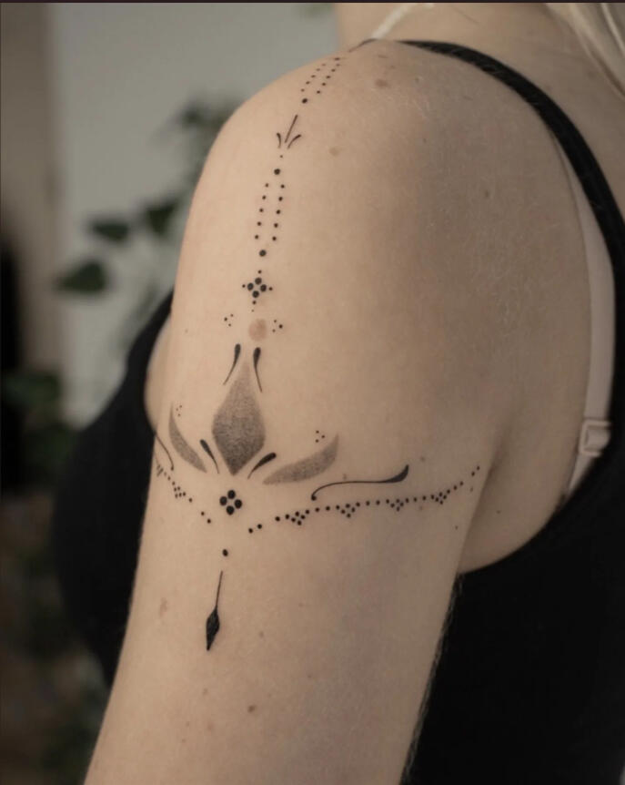 Tatuaggio braccio donna in dotwork su braccio Tatuaggio su braccio di donna con puntini e dotwork